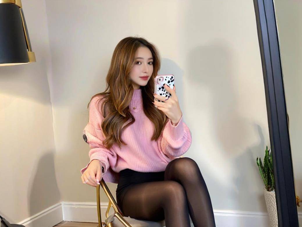 性感简直是职场女性的搭配利器！J9九游会经典黑色粗跟单鞋神秘(图3)