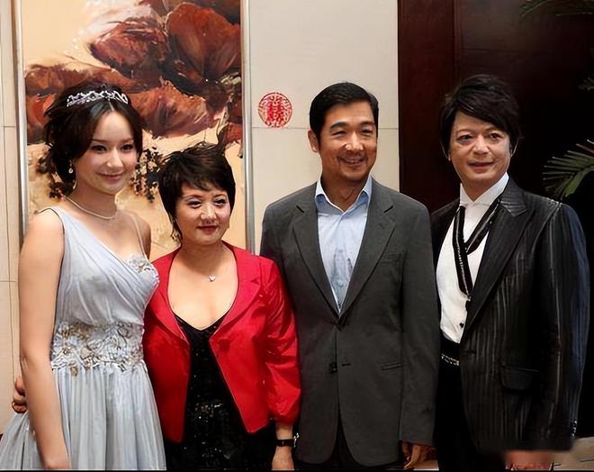 关6000家店亏40亿都是红颜祸水J9数字平台“一代鞋王”达芙妮没落(图22)