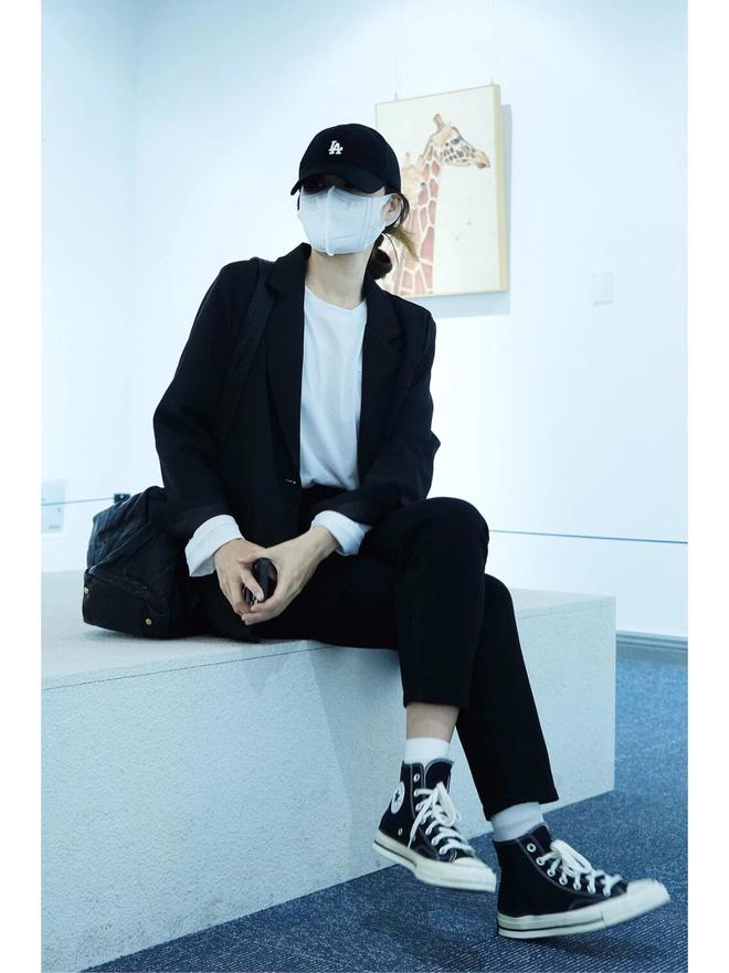 秘籍！黑白经典让你瞬间减龄活力满分！j9九游真人游戏第一品牌帆布鞋穿搭(图2)